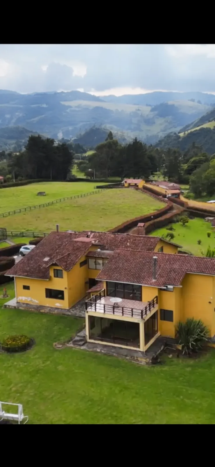 Casa principal de la Finca El Edén con vista a la montaña